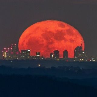 La foto della Luna rossa che attraversa lo skyline di Milano è nata sulle alture del lago Maggiore
