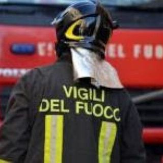 Abbiategrasso: fiamme in un negozio di via Cantù, numerosi mezzi dei vigili del fuoco sul posto