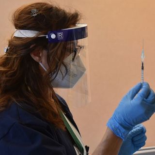 Via libera dell'Aifa al vaccino AstraZeneca