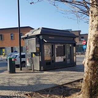 Alessandria: sassi e costole rotte: paura tra i pendolari di fronte alla stazione