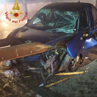 Gravellona: esce di strada con l'auto in via XX Settembre, 65enne trasportato al San Matteo di Pavia