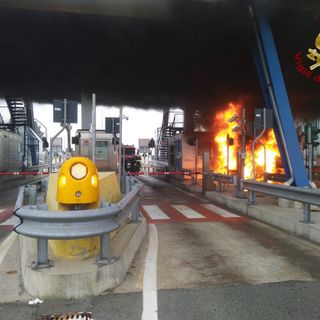 Gropello Cairoli: furgone in fiamme al casello autostradale della Milano-Genova