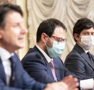 Il governo ha deciso: mascherina obbligatoria anche all'aperto quando non si è da soli o con conviventi