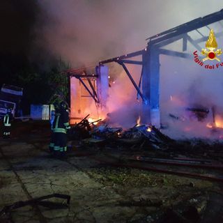In fiamme una legnaia a Gattinara, interviene anche un'autobotte dei Vigili del Fuoco di Mortara