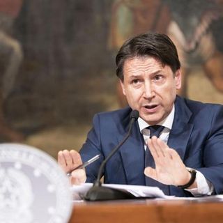Riaperture, Conte ha firmato il decreto con il calendario generale