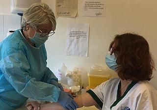 Vaccino anti-Covid-19, quattro aziende in estate avvieranno i test sull'uomo