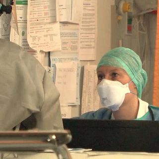In Italia risalgono i positivi, quasi il doppio in 24 ore