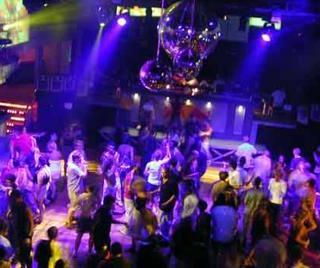 Riaprono le discoteche ma si balla a due metri ed è meglio prenotare