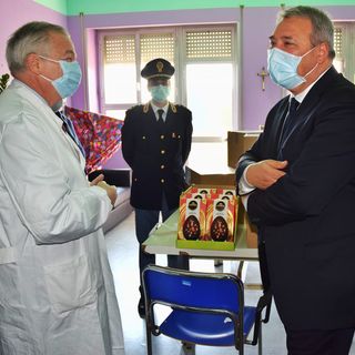 La Questura di Pavia dona uova di Pasqua ai bambini ricoverati nel reparto pediatrico del San Matteo