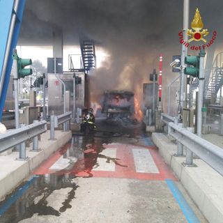 Gropello: il video dell'intervento dei Vigili del fuoco al casello autostradale della Milano-Genova
