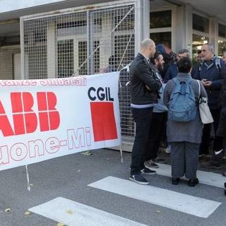 Abb di Vittuone, dipendenti in marcia a Milano per i 123 esuberi