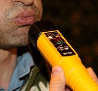 Fuori strada con l'auto: ragazza in ospedale