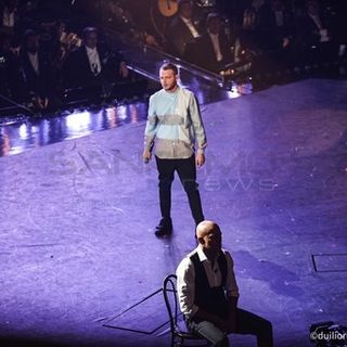 Anastasio con Claudio Bisio sul palco dell'Ariston (Foto Duilio Rizzo)