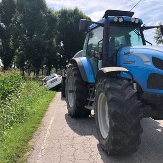 Magenta: auto finisce nel campo di granoturco in via Pietrasanta