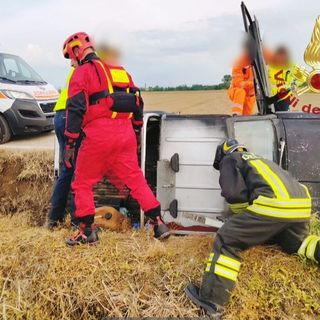 Pavese: escono di strada con l'auto sulla provinciale 110, soccorsi due uomini