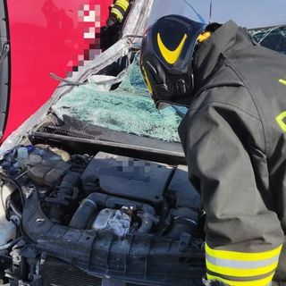 Scontro tra auto e furgone sull'autostrada Milano-Genova, soccorse 2 persone