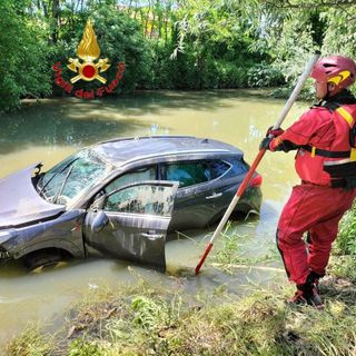 Mortara: escono di strada con l'auto e finiscono nel torrente Arbogna, soccorse 2 persone