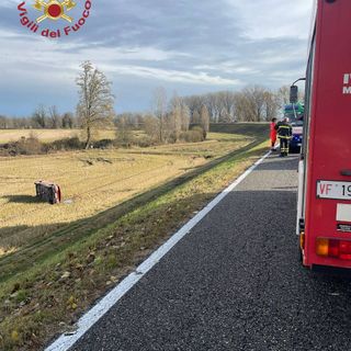Carbonara al Ticino: esce di strada con l'auto e finisce in un campo, ferita una 24enne