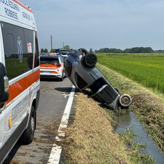 Valle: escono di strada con l'auto e si ribaltano in un fosso sulla statale 494, soccorse due persone