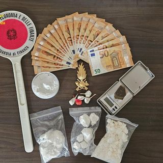 Gropello: nella sua abitazione aveva cocaina, hashish e contanti. Blitz della Guardia di Finanza