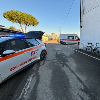 Pieve del Cairo: ciclista investito da un'auto alla frazione Cascine Nuove, interviene l'elisoccorso Pieve del Cairo: ciclista investito da un'auto alla frazione Cascine Nuove, interviene l'elisoccorso