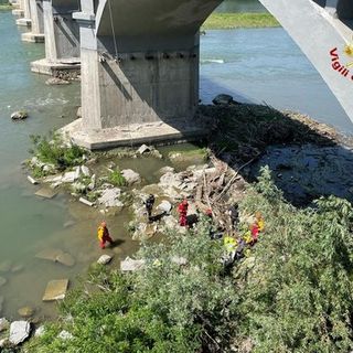 Donna precipita dal ponte sul Po, i soccorsi dei Vigili del fuoco - FOTO E VIDEO
