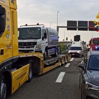 Sversamento di sostanze chimiche sulla A4, impegnativo intervento dei Vigili del fuoco