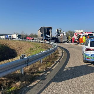 Schianto tra camion sulla Torino-Piacenza, perde la vita un 62enne