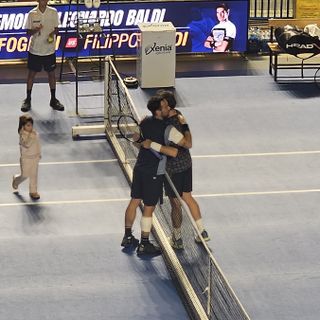 L'abbraccio al termine dell'incontro esibizione tra Filippo Baldi e Fabio Fognini, andata in scena al PalaElachem di Vigevano