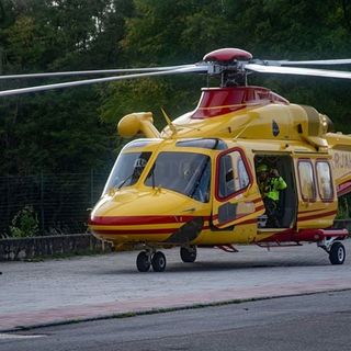 Petardo gli esplode in mano: quindicenne di Luino rischia l'amputazione