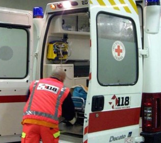 Vercelli, monopattino investito da un autocarro: giovane in codice rosso