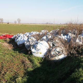 Pieve del Cairo: ancora presenti da oltre un anno i sacchi contenenti lo sversamento di un camion
