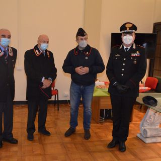 Pavia: i Carabinieri consegnano la tessera dell'associazione nazionale all'infettivologo Bruno per la lotta al Covid-19