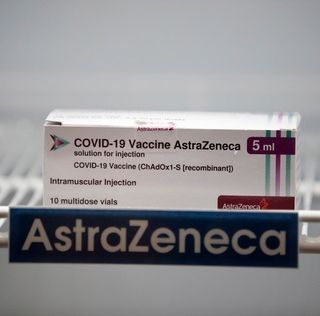 AstraZeneca: &quot;Nessun aumento del rischio. Su 17 milioni di vaccinati, 37 eventi di embolia e trombosi&quot;