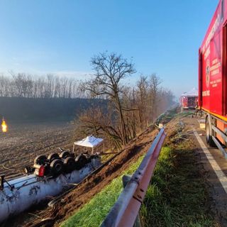 Pieve Albignola, autocisterna ribaltata sulla provinciale 193 bis: proseguono le operazioni di messa in sicurezza. Strada ancora chiusa al traffico