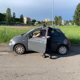 Auto abbandonata a Mantova: era stata rubata a Pavia. Restituita al proprietario