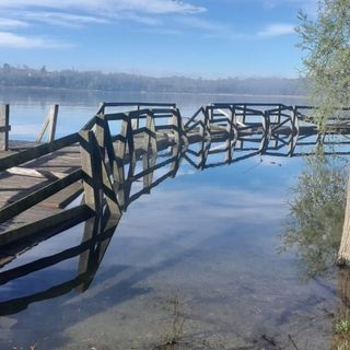 La passerella in legno del lungolago di Gavirate distrutta dal maltempo