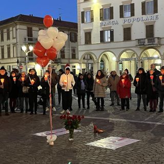 Fiaccolata a Trecate per la giornata internazionale contro la violenza sulle donne. Le immagini