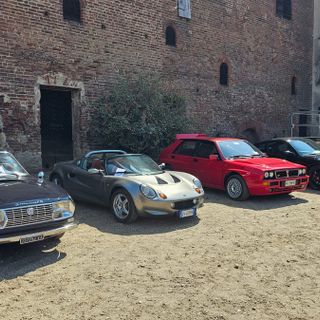Pieve del Cairo: al Castello Beccaria grande successo per l'esposizione di auto e moto d'epoca. Le immagini