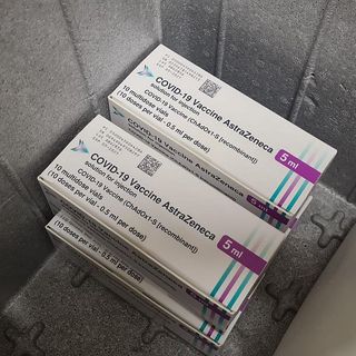 AstraZeneca, Ema valuta limitazioni sull'età