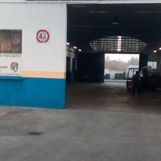 Vigevano: cade dal muletto nel suo capannone, muore il gommista Ivo Campo