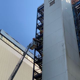 Turbigo: gravissimo incidente sul lavoro alla centrale. Due operai cadono dal camino, uno è grave
