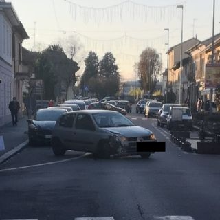 Magenta: automobilista si ribalta su un lato in via Roma, portato al pronto soccorso in codice giallo