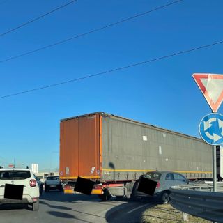 Magenta: auto schiacciata da un camion alla rotonda di via Espinasse