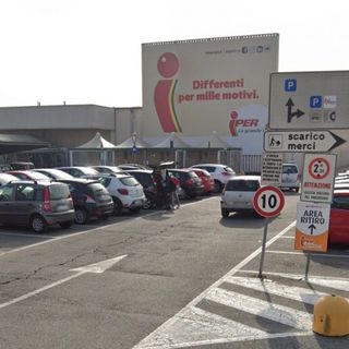 Magenta: tenta di uscire dall’Iper con merce non pagata e sferra un pugno alla guardia