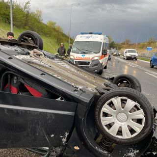 Incidente sulla Boffalora Malpensa allo svincolo di Cuggiono/Mesero: auto si ribalta