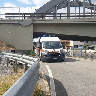 Bernate Ticino: incidente sulla strada alzaia del Naviglio Grande, donna in carrozzina cade e finisce al pronto soccorso