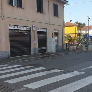 Magenta: giovane automobilista nella notte prende male la curva per Pontevecchio e sfonda la cler del Cicli Battistella