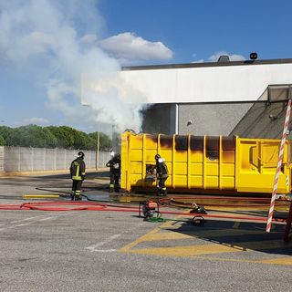 Magenta: container in fiamme nel parcheggio dietro il centro commerciale