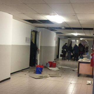 Abbiategrasso: calcinacci si staccano dal controsoffitto di un’aula, preoccupazione al Bachelet